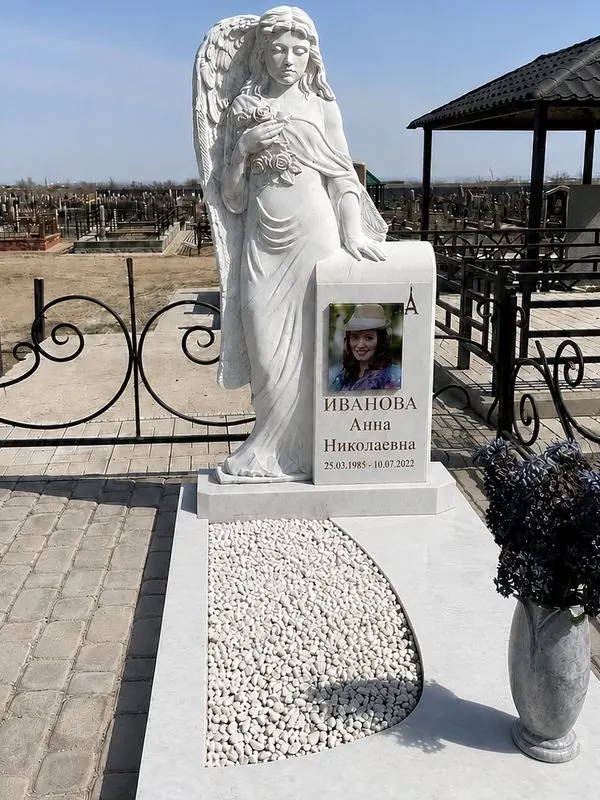 Христианский памятник из белого мрамора со скульптурой ангела