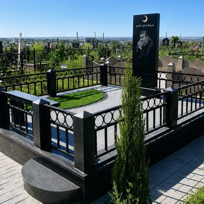 Мусульманский памятник из чёрного гранита с кованой оградой