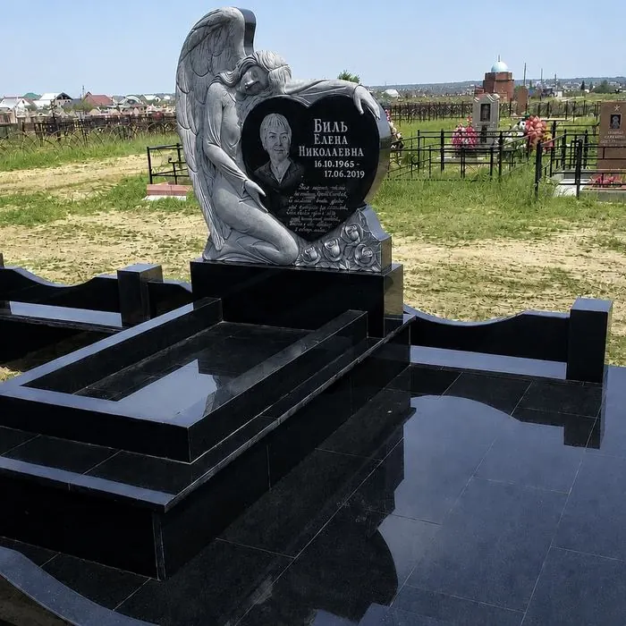 Памятник со скульптурой ангела из мрамора и чёрного гранита