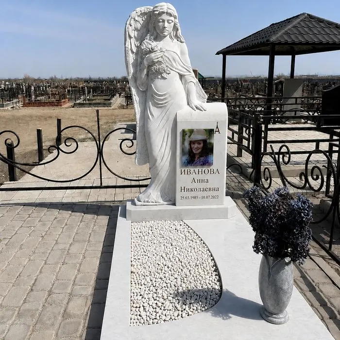 Памятник со скульптурой ангела из белого мрамора