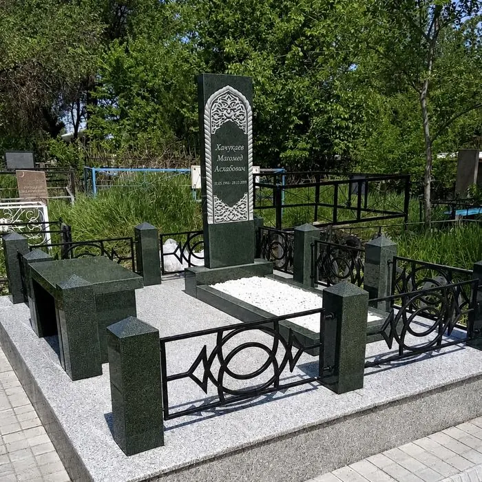 Мусульманский памятник из зелёного гранита с орнаментом