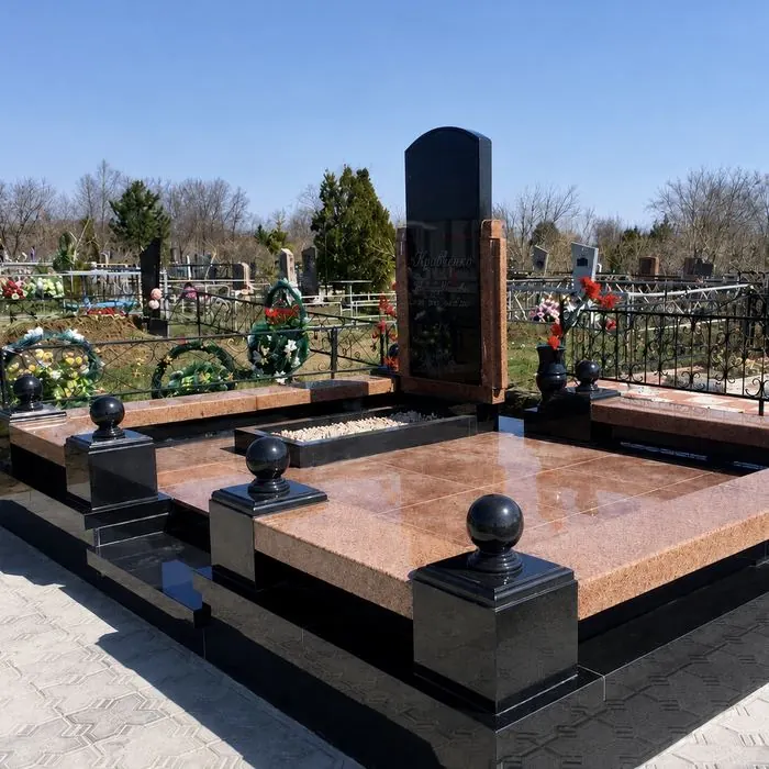 Мемориальный комплекс из красного и чёрного гранита