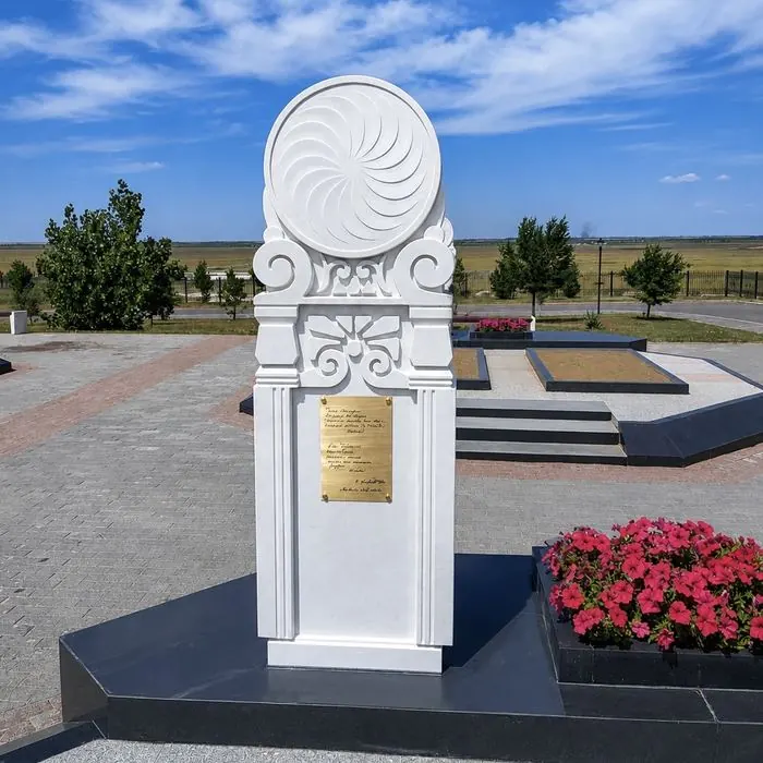 Авторский памятник из белого мрамора